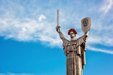 Kiev, Ukrayna - ebilmek 09: Anavatan anıt olarak da bilinen Rodina-Mat', kırmızı haşhaş çiçek çelenk ile dekore edilmiş zafer gününde, Büyük Vatanseverlik Savaşı adamış. 09 Mayıs 2016 Kiev, Ukrayna