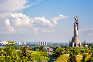 Kiev, Ukrayna - ebilmek 09: Anavatan anıt olarak da bilinen Rodina-Mat', kırmızı haşhaş çiçek çelenk ile dekore edilmiş zafer gününde, Büyük Vatanseverlik Savaşı adamış. 09 Mayıs 2016 Kiev, Ukrayna