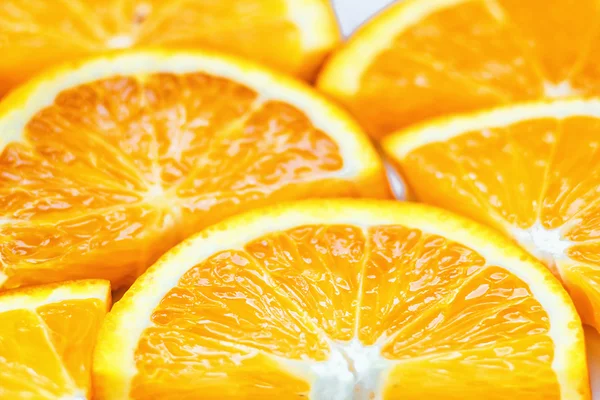 Frische saftige Orangenscheibe isoliert. Zitrusfrüchte - natürliches Vitamin C. Studiofotografie. — Stockfoto