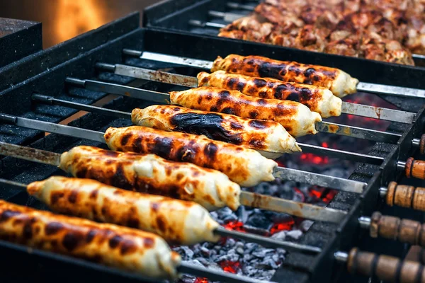 Georgiansk traditionell maträtt-Khachapuri, bakelse med ost på spett stekt på grillen. Fräsch varm välsmakande gatumat på marknaden. Laga mat. Förberedelse skålen av Mellanöstern köket. — Stockfoto