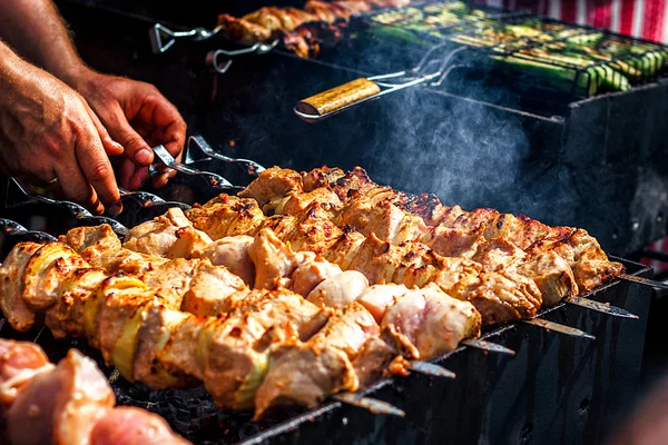 Shashlik marinado preparando-se em uma grelha de churrasco sobre carvão vegetal. Shashlik ou Shish kebab popular na Europa Oriental. Shashlyk (carne espetada) foi originalmente feito de cordeiro. Kebabs de carne assada na churrasqueira. — Fotografia de Stock