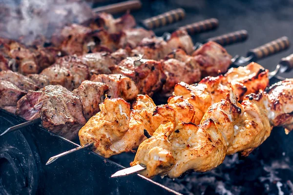 Shashlik marinat pregătindu-se pe un grătar peste cărbune. Shashlik sau Shish kebab popular în Europa de Est. Shashlyk (carne tăiată) a fost inițial făcută din miel. Friptură de vită Kebabs Pe Grill BBQ . — Fotografie, imagine de stoc