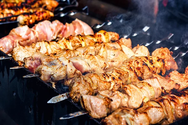 Shashlik marinato che si prepara su un barbecue sopra carbone di legna. Shashlik o Shish kebab popolare in Europa orientale. Shashlyk (carne di spiedo) era originariamente fatto di agnello. Arrosto di manzo Kebab su barbecue Grill. — Foto Stock