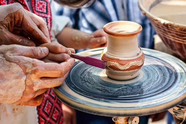 Çömlek tekerleği üzerinde çalışan eller. Heykeltıraş, Potter. İnsan Elleri yeni bir seramik çömlek yaratıyor. Kadın Potter bir Potter tekerlek üzerinde bir kase oluşturma ana çömlekçi ona yardım. Çömlekçilik Beceri Atölyesi Konsepti