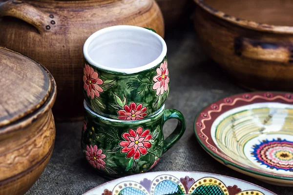 Grupo de cerámica artesanal tradicional para la venta en el mercado. Ucrania utensilio de barro hecho a mano. Recuerdos de Ucrania en estilo étnico . — Foto de Stock