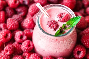 Güzel meze pembe ahududu meyve yüzlü. Yoğurt kokteyli. Yakından kapatın. Doğal detoks. Sıvı dondurma. Çilek arka plan ile ahududu süt shake Cam, üst görünümü.