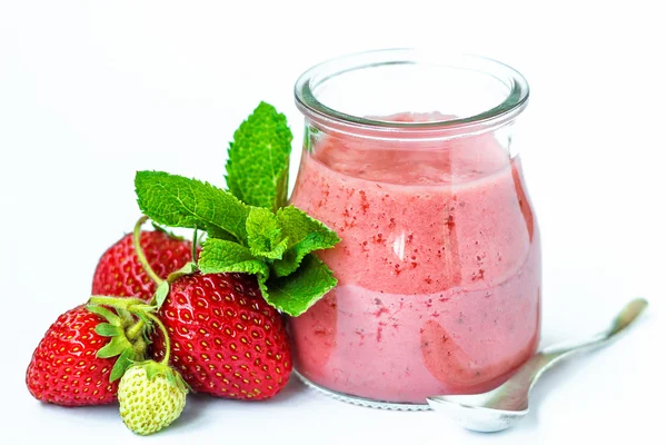 Batido de fresa o batido en frasco de vidrio con frutas frescas de fresa y menta aislada sobre fondo blanco, comida saludable para el desayuno y merienda. Concepto de salud y dieta, primer plano . — Foto de Stock