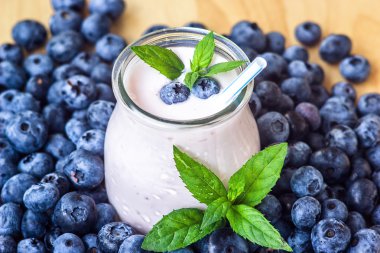 Güzel meze yaban mersini meyve güler yüzlü milkshake Cam Kavanoz sulu taze çilek arka plan üstten görünüm yoğurt kokteyl doğal detoks sıvı dondurma hurtleberry huckleberry winberry fraughan ile