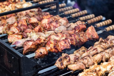 Salamura edilmiş şiş mangal ızgarasında mangal yapmaya hazırlanıyor. Şiş kebap ya da Şiş kebap Doğu Avrupa 'da popüler. Shashlyk (şiş et) aslında kuzudan yapılmıştır. Mangalda Biftek Kebabı..