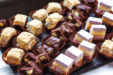 Güzel yemek Ziyafet tablo farklı yemek aperatifler, tatlılar kurumsal Noel doğum günü çocuklar parti olay veya düğün kutlama ürün yelpazesine meze ile dekore edilmiş. Arka plan gıda.