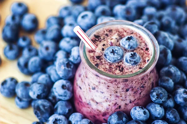 Hermoso aperitivo arándanos batido de frutas frasco de vidrio batido de leche con jugosas bayas frescas fondo vista superior Cóctel de yogur Desintoxicación natural Helado líquido hurtleberry arándano fraughan winberry — Foto de Stock