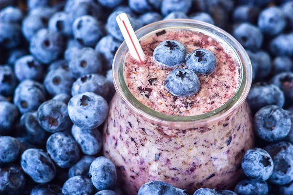 Hermoso aperitivo arándanos batido de frutas frasco de vidrio batido de leche con jugosas bayas frescas fondo vista superior Cóctel de yogur Desintoxicación natural Helado líquido hurtleberry arándano fraughan winberry — Foto de Stock