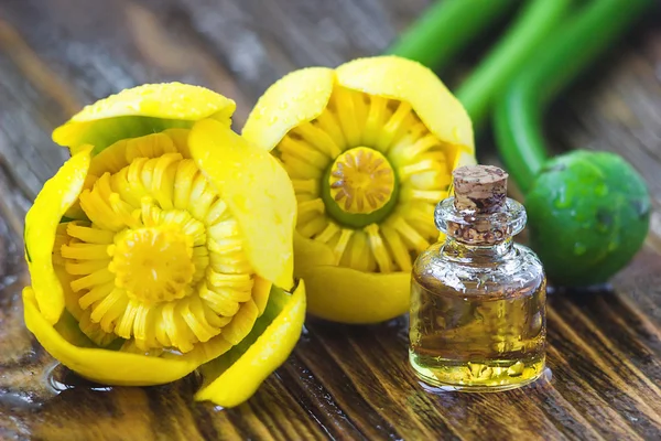 Óleo essencial em garrafa de vidro com flores frescas de Nuphar lutea, lírio-de-água amarelo, Brandy-garrafa-tratamento de beleza. Conceito de spa. Foco seletivo . — Fotografia de Stock