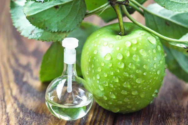 Apfelessig im Glas mit reifen grünen Früchten. Flasche Bio-Apfelessig auf Holzuntergrund. gesunde biologische Lebensmittel. — Stockfoto