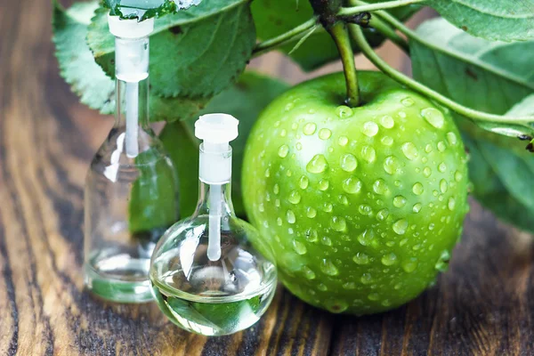 Vinagre de manzana en frasco de vidrio con fruta verde madura. Botella de vinagre orgánico de manzana sobre fondo de madera. Alimento ecológico saludable . —  Fotos de Stock
