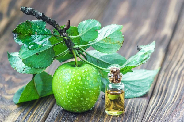 Vinagre de maçã em jarra de vidro com fruta verde madura. Garrafa de vinagre orgânico de maçã em fundo de madeira. Alimentos orgânicos saudáveis . — Fotografia de Stock