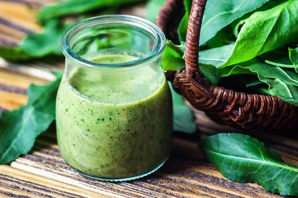 Sağlıklı yemek, içki ve diyet kavramı. Güzel meze yeşil smoothie veya ıspanak suyu cam ahşap arka plan, üstten görünüm üzerinde taze yaprakları ile. Yeşil kokteyl. Yakın çekim. Doğal Detoks.