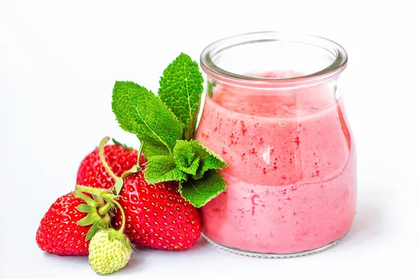 Smoothie ou milkshake dans un bocal en verre avec des fraises fraîches et menthe isolées sur fond blanc, aliments sains pour le petit déjeuner, collation. Cocktail au yaourt. Santé et régime alimentaire concept, gros plan . — Photo