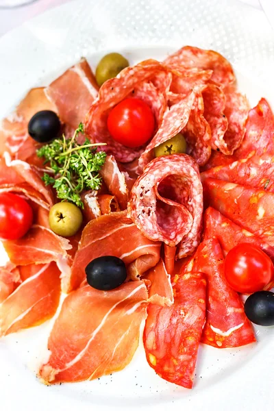 Italian salumi meat platter - prosciutto ham, salami olive and cherry tomato. — Stock Photo, Image