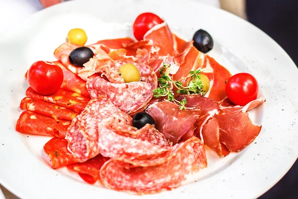 Prato de carne salumi italiano presunto prosciutto, azeitona de salame e tomate cereja . — Fotografia de Stock