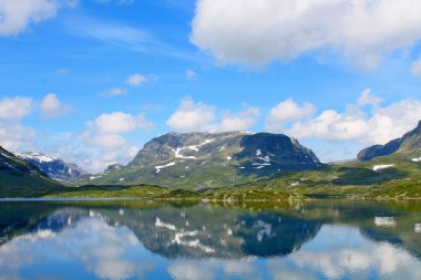 Bir göl ve dağların