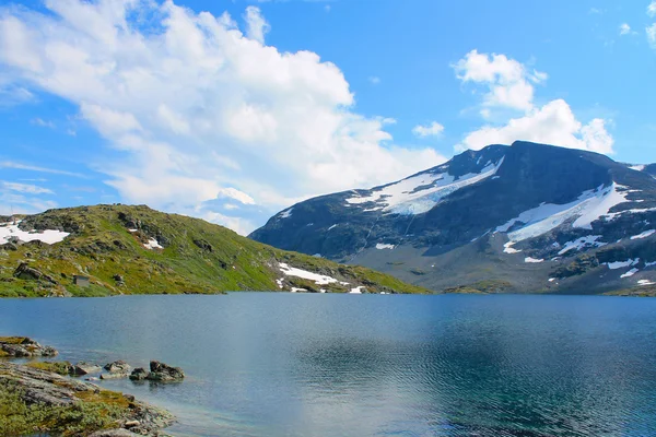 Un lac et des montagnes — Photo