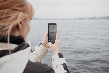 Akıllı telefonun kapanışı Sant-Petersburg 'daki güzel turistik manzaranın fotoğrafını çekiyor. 