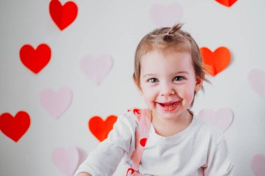 Sevgililer Günü 'nü kutlayan kalbi olan, etekli küçük bir kız çocuğu. Tatil dekorasyonu 