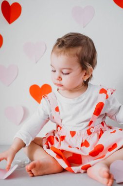 Sevgililer Günü 'nü kutlayan kalbi olan, etekli küçük bir kız çocuğu. Tatil dekorasyonu 