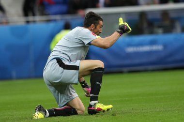 Buffon futbol maçı sırasında eylem