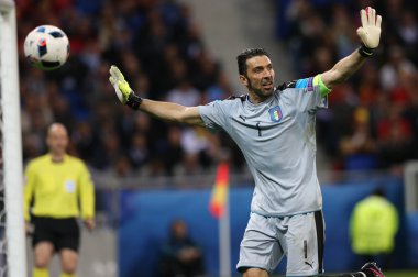 Buffon futbol maçı sırasında eylem