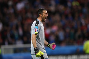 Buffon futbol maçı sırasında eylem