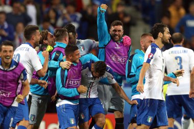 İtalyan takımı zaferi kutluyor