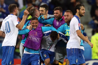 İtalyan takımı zaferi kutluyor