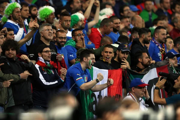 Apoiantes italianos durante o jogo de futebol — Fotografia de Stock