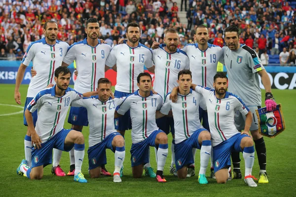 Equipo italiano antes del partido de fútbol — Foto de Stock