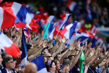 Destekçileri ve fanlar futbol maçı sırasında