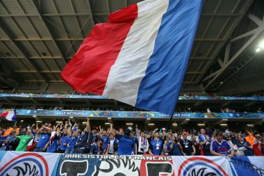 Destekçileri ve fanlar futbol maçı sırasında