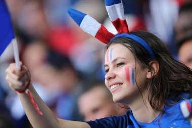 Destekçileri ve fanlar futbol maçı sırasında