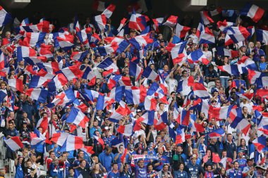 Destekçileri ve fanlar futbol maçı sırasında