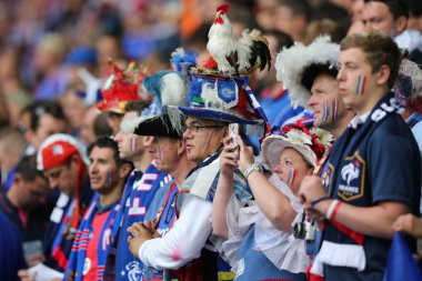 Destekçileri ve fanlar futbol maçı sırasında