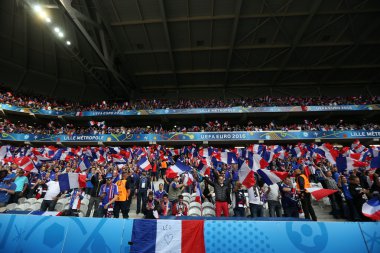 Destekçileri ve fanlar futbol maçı sırasında