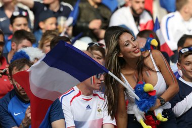 Destekçileri ve fanlar futbol maçı sırasında