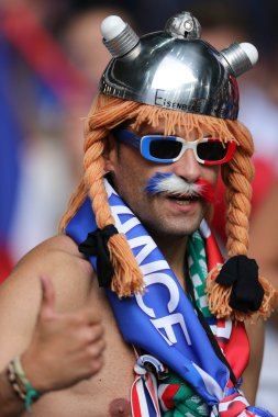 Destekçileri ve fanlar futbol maçı sırasında