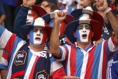 Destekçileri ve fanlar futbol maçı sırasında