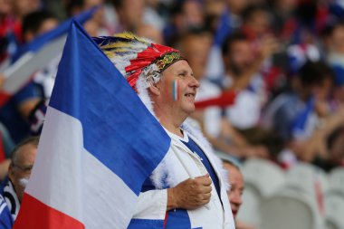 Destekçileri ve fanlar futbol maçı sırasında