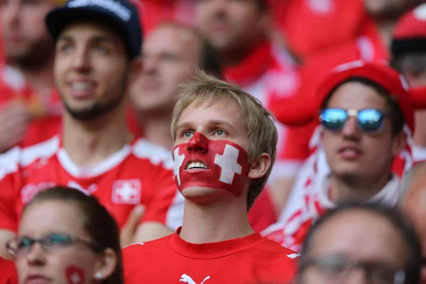 Sostenitori e tifosi durante la partita di calcio — Foto Stock