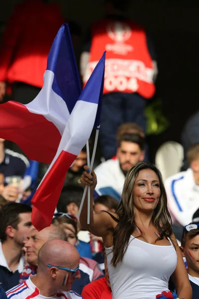 Patrocinadores y aficionados durante el partido de fútbol — Foto de Stock