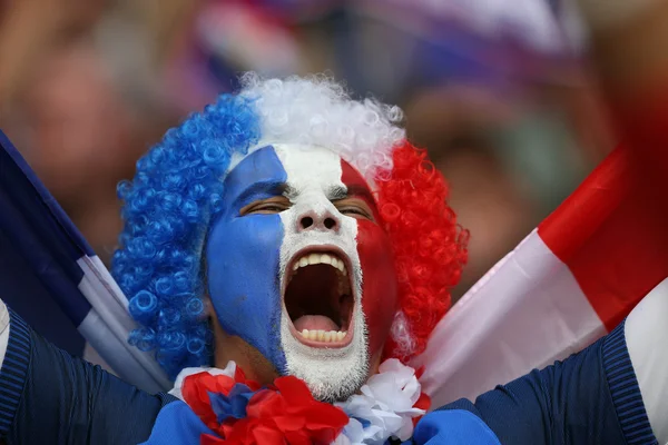 Sostenitori e tifosi durante la partita di calcio — Foto Stock