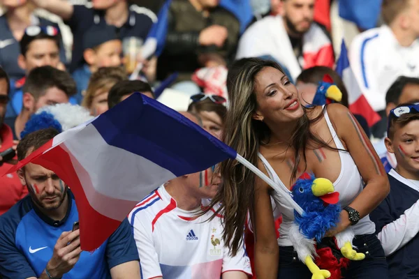 Patrocinadores y aficionados durante el partido de fútbol — Foto de Stock